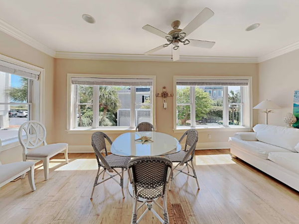 Elegant Beach retreat in Pawleys Island 5-Bedroom Steps to Beach